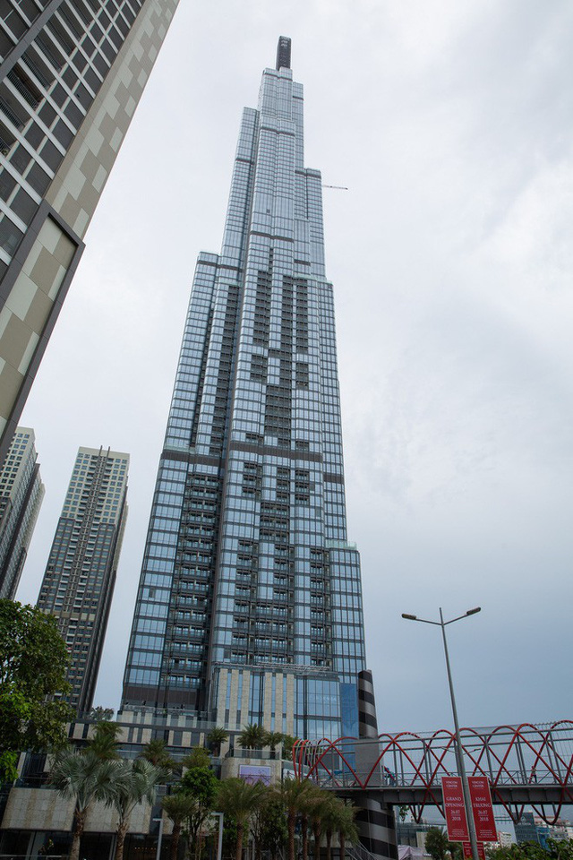 Sau hơn 1 năm xây dựng và hoàn thiện, tòa nhà cao nhất Việt Nam The Landmark 81 đã bước vào những công đoạn chỉnh trang cuối cùng, khi thời hạn khai trương chỉ còn được tính bằng ngày.