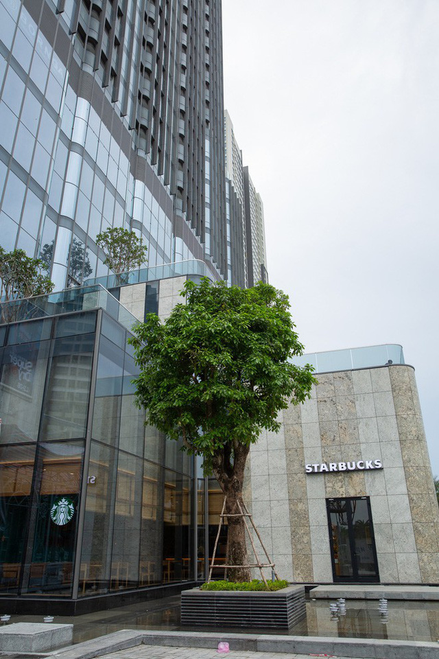 Starbucks chiếm một góc nổi bật bên hông trái tòa nhà cao nhất Việt Nam The Landmark 81