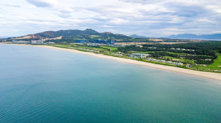 Bãi biển trong xanh mang tới giá trị nghỉ dưỡng tại FLC Cown Villa Quy Nhơn cho  chủ nhân sở hữu nơi đây.